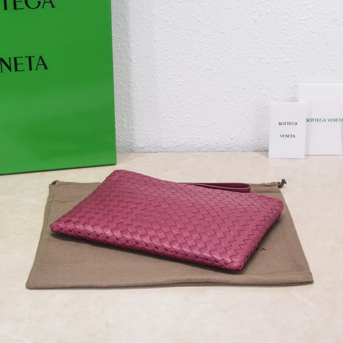 Bv 2022 new woven sheepskin handbag with woven fabric lining. This handbag continues the previous iconic weaving process. The leather is fine and genuine and feels very soft, and the overall shape is excellent. There are multiple card slots inside to store artifacts in an orderly manner. It looks casual, but it is the finishing touch to your whole body. Best choice for gifts or personal use. Size: 30cm, model: 80-2#
